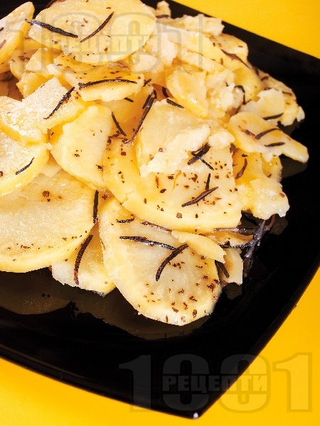 Печени картофи на фурна овкусени със зехтин, розмарин и босилек - снимка на рецептата
